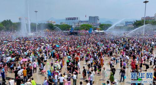 泼水节视频,水花飞溅，民族团结一家亲